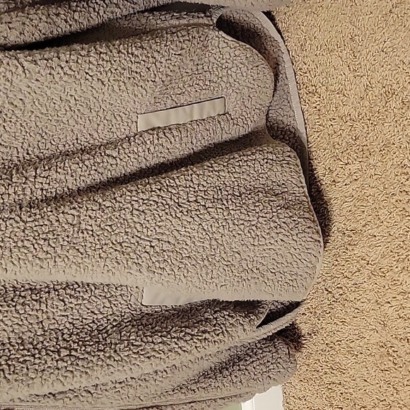 Never worn Abercrombie heavy sherpa - Picture 4 of 5